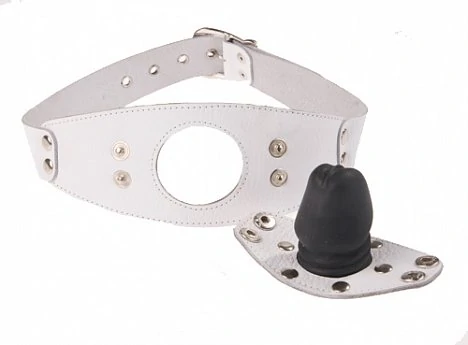 Кляп в виде фаллоса изготовлен из натурального гипоаллергенного латекса.