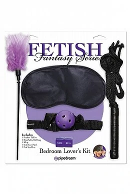 В набор входит маска, кляп, щекоталка и плетка. В этот набор удовольствий входят маска, кляп, щекота