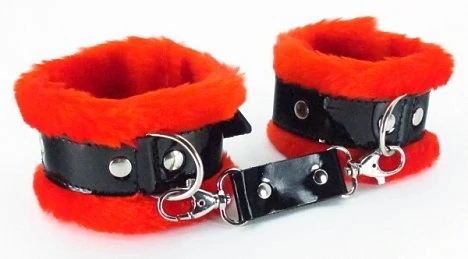 Наручники с мехом красные BDSM LIGHT — купить в секс-шопе LoveDoctor