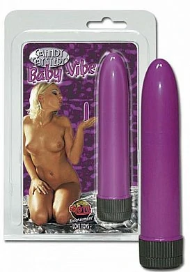 Жесткий пластиковый вибратор. Размер: длина 13 см, диаметр 2,5 см.