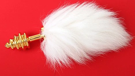 Изготовлен из медицинской стали с шикарными белым хвостом. Размер: длина 7.5 см, диаметр 2.7 см. 