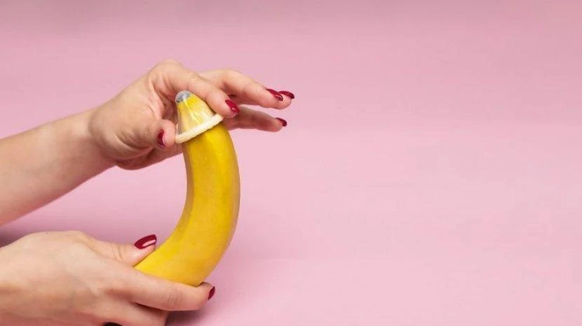 Открываем упаковку с презервативами