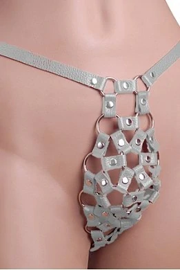 Мужские трусики изготовлены из натуральной кожи.